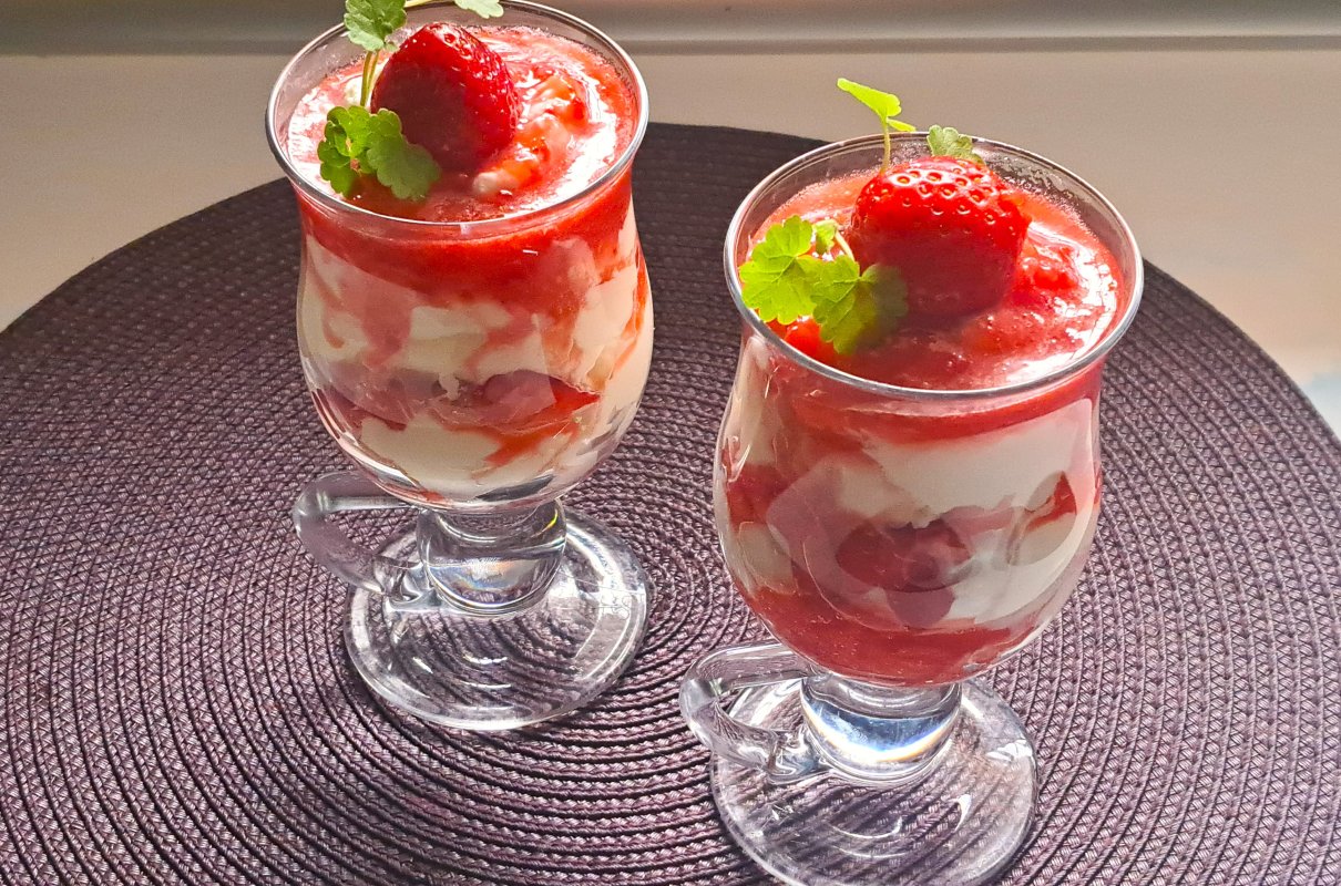 Deserek truskawkowy ze śmietaną i mascarpone.