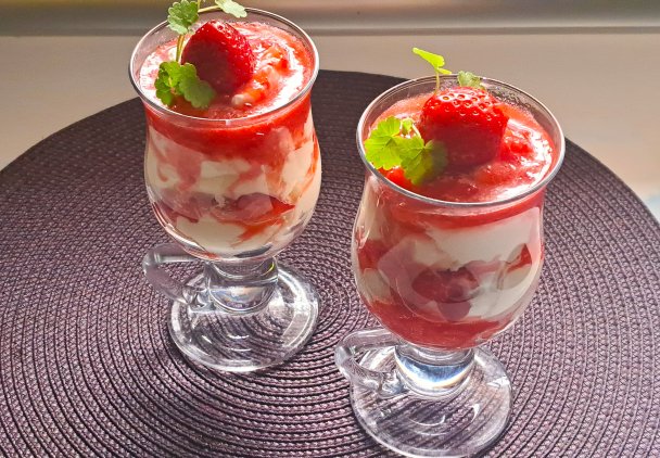 Deserek truskawkowy ze śmietaną i mascarpone.
