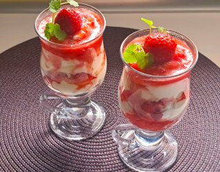 Deserek truskawkowy ze śmietaną i mascarpone.