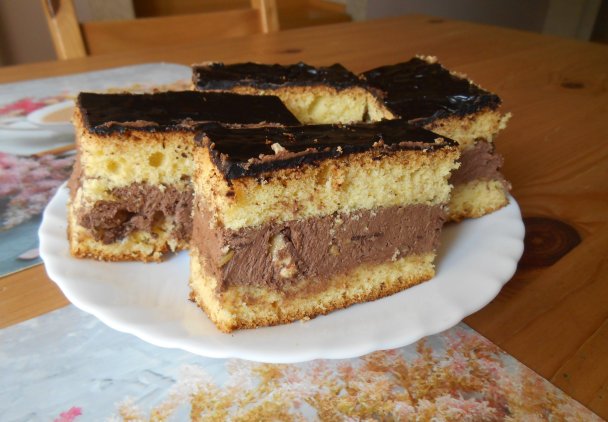Ciasto z kremem kakaowym i bakaliami