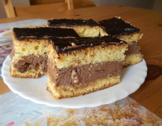 Ciasto z kremem kakaowym i bakaliami