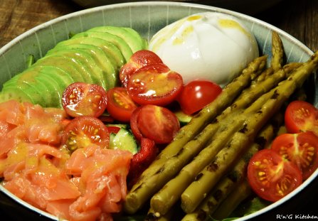 Burrata z wędzonym łososiem