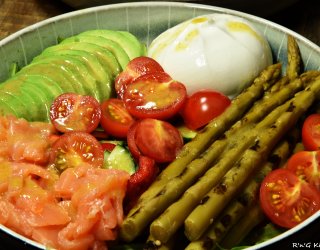 Burrata z wędzonym łososiem