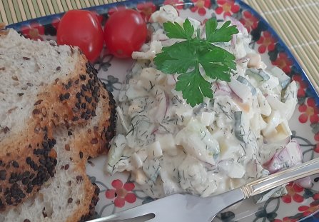 Sałatka z ogórkiem małosolnym