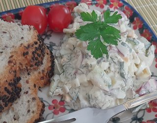 Sałatka z ogórkiem małosolnym