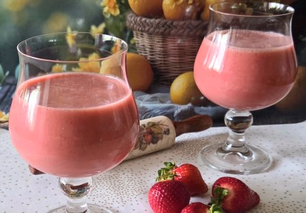 Koktajl truskawkowy na migdałowym napoju