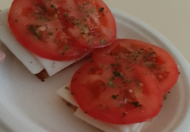 Kanapki z kozim serem i pomidorami