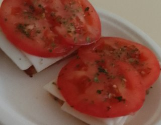 Kanapki z kozim serem i pomidorami