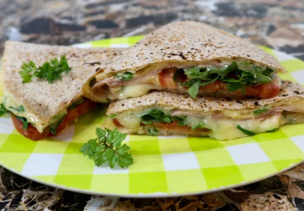 Tortilla z jajkiem, szynką i serem