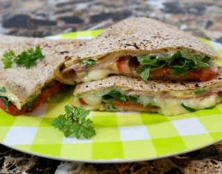 Tortilla z jajkiem, szynką i serem