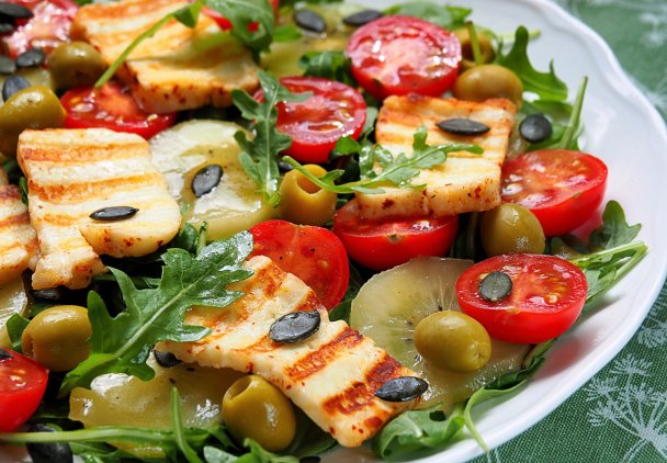 Sałatka z halloumi i złotym kiwi