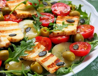 Sałatka z halloumi i złotym kiwi