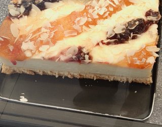Serniczki na biszkopcie z glazurą brzoskwiniową i porzeczkową