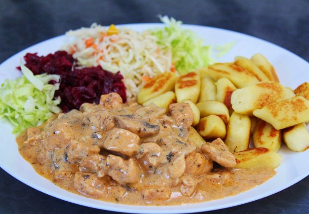 Szybki gulasz z piersi kurczaka w aromatycznym sosie pieczarkowym.