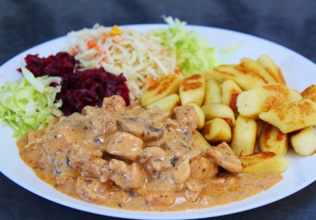 Szybki gulasz z piersi kurczaka w aromatycznym sosie pieczarkowym.