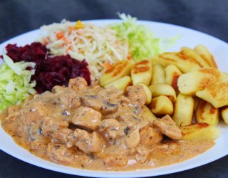 Szybki gulasz z piersi kurczaka w aromatycznym sosie pieczarkowym.