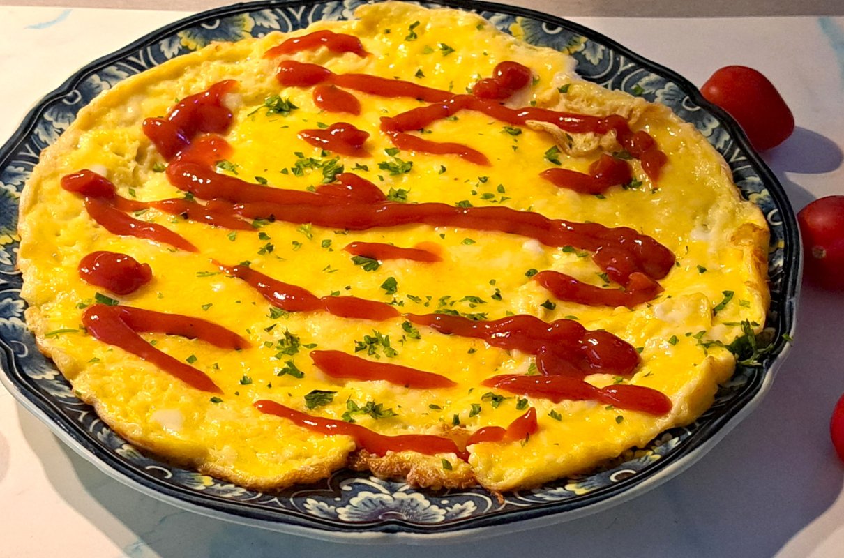 Prosty omlet z startym serem mozzarella.