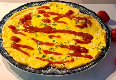 Prosty omlet z startym serem mozzarella.