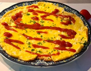 Prosty omlet z startym serem mozzarella.