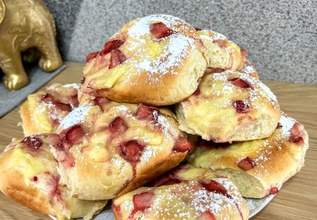 Drożdżowe bułeczki z budyniem i truskawkami