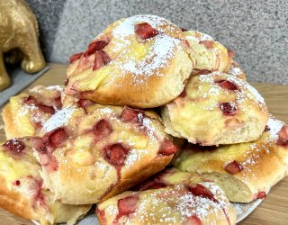 Drożdżowe bułeczki z budyniem i truskawkami
