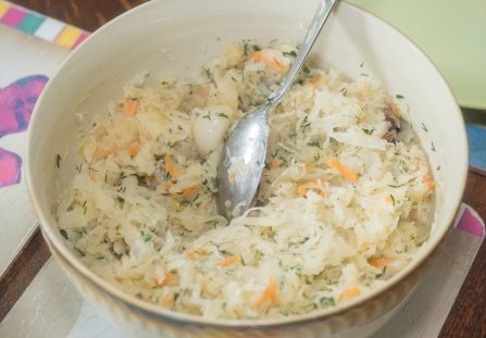Surówka z kiszonej kapusty