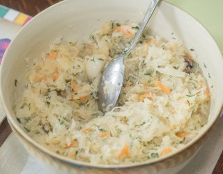 Surówka z kiszonej kapusty