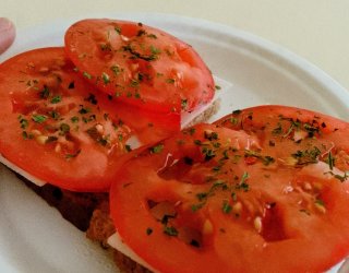 Kanapki z kozim serem i pomidorami
