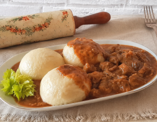 Gulasz z łopatki z pyzami na parze