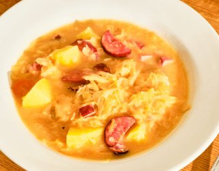 Zupa z młodej kapusty z ziemniakami i kiełbasą