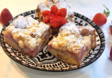 Ciasto jogurtowe z truskawkami i kruszonką.