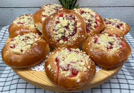 Bułki drożdżowe z truskawkami i kruszonką