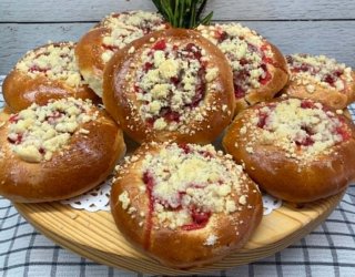 Bułki drożdżowe z truskawkami i kruszonką