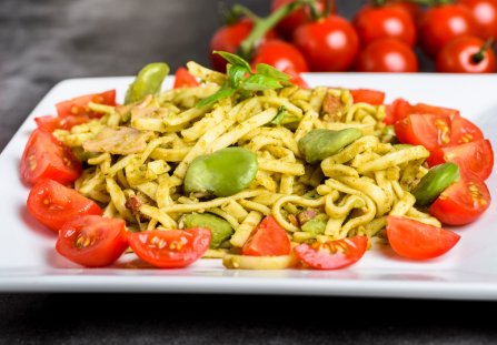 Makaron z bobem, pesto i boczkiem