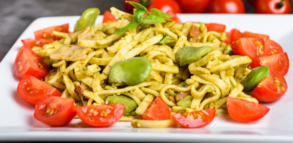 Makaron z bobem, pesto i boczkiem