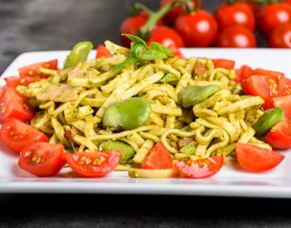 Makaron z bobem, pesto i boczkiem