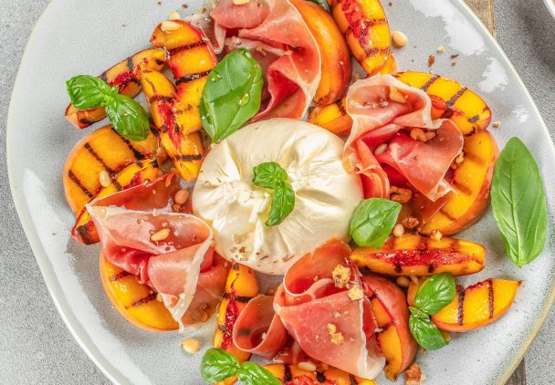 Burrata z grillowanymi brzoskwiniami