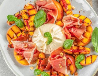 Burrata z grillowanymi brzoskwiniami