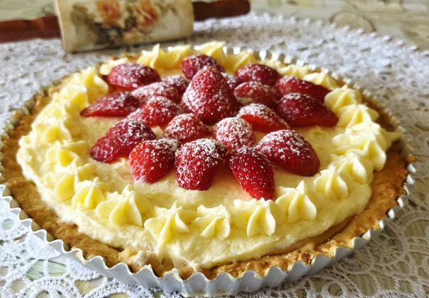 Tarta z kremem budyniowo-kokosowym i truskawkami