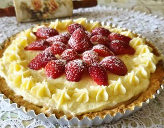 Tarta z kremem budyniowo-kokosowym i truskawkami