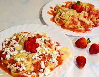 Makaron z truskawkami i z truskawkami i twarogiem.