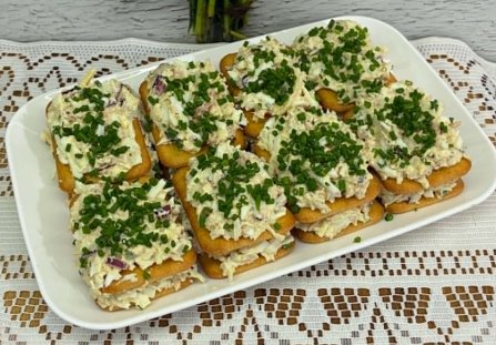 Pasta z tuńczykiem na krakersach