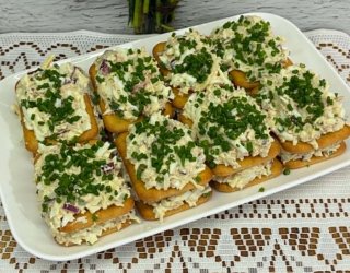 Pasta z tuńczykiem na krakersach