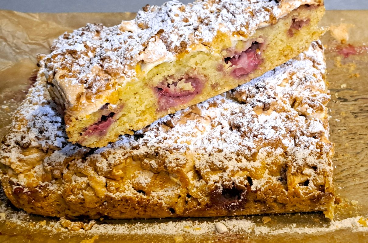 Ciasto z truskawkami a - la pleśniak.