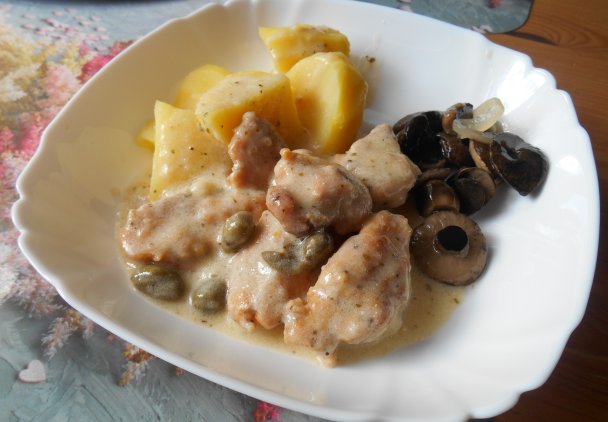 Pierś z kurczaka w sosie śmietanowym z kaparami