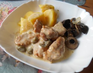 Pierś z kurczaka w sosie śmietanowym z kaparami