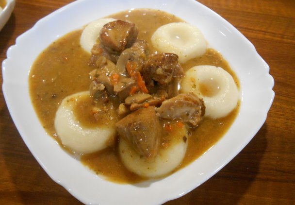 Kluski śląskie z gulaszem
