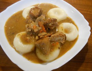 Kluski śląskie z gulaszem