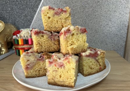Ekspresowe ciasto na śmietance z truskawkami i kruszonką