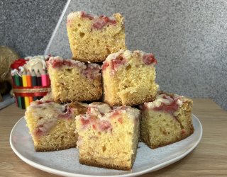 Ekspresowe ciasto na śmietance z truskawkami i kruszonką